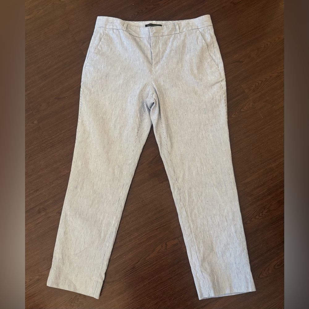 Banana Republic “Avery” Ladies seersucker fully lined slacks